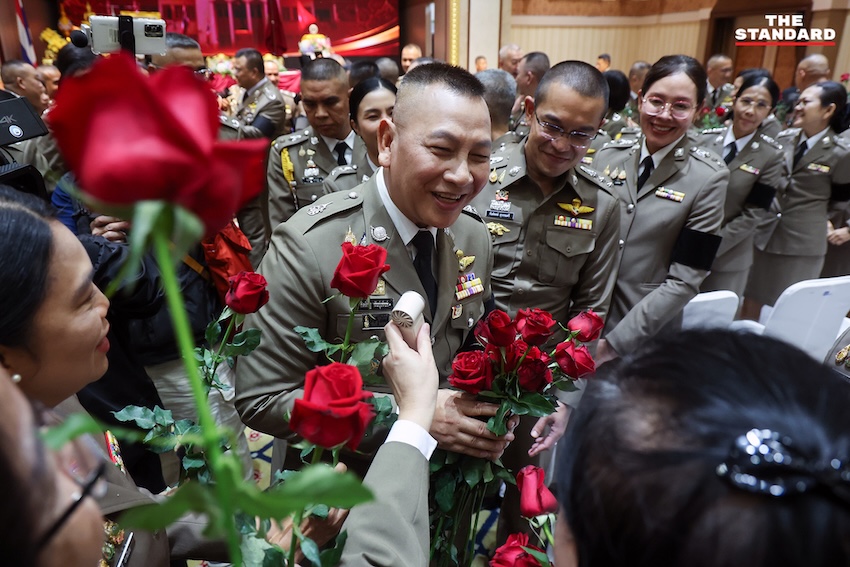 พล.ต.อ.กิตติ์รัฐ พันธุ์เพ็ชร์ ส่งมอบธงและตราประจำตำแหน่ง ผบ.ตร. ให้ พล.ต.อ.สำราญ นวลมา ในพิธีรับมอบหน้าที่ 5