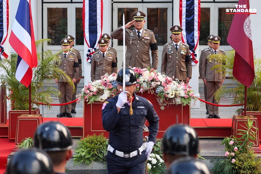 พล.ต.อ.กิตติ์รัฐ พันธุ์เพ็ชร์ ส่งมอบธงและตราประจำตำแหน่ง ผบ.ตร. ให้ พล.ต.อ.สำราญ นวลมา ในพิธีรับมอบหน้าที่ 6