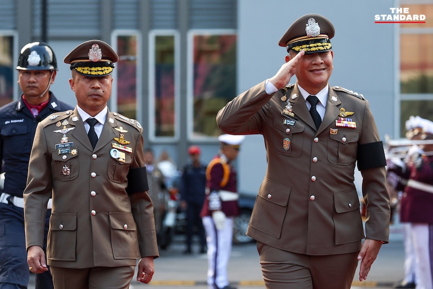 พล.ต.อ.กิตติ์รัฐ พันธุ์เพ็ชร์ ส่งมอบธงและตราประจำตำแหน่ง ผบ.ตร. ให้ พล.ต.อ.สำราญ นวลมา ในพิธีรับมอบหน้าที่ 7