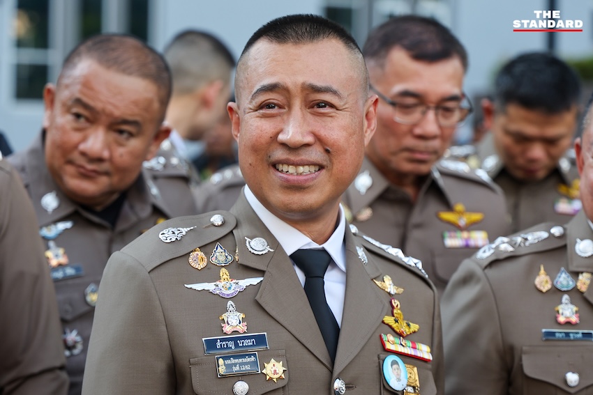 พล.ต.อ.กิตติ์รัฐ พันธุ์เพ็ชร์ ส่งมอบธงและตราประจำตำแหน่ง ผบ.ตร. ให้ พล.ต.อ.สำราญ นวลมา ในพิธีรับมอบหน้าที่ 8