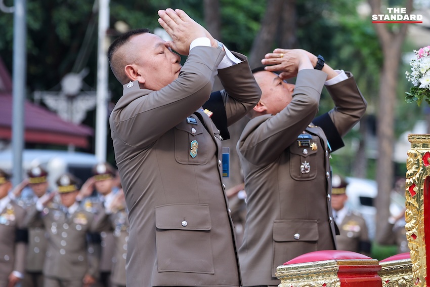 พล.ต.อ.กิตติ์รัฐ พันธุ์เพ็ชร์ ส่งมอบธงและตราประจำตำแหน่ง ผบ.ตร. ให้ พล.ต.อ.สำราญ นวลมา ในพิธีรับมอบหน้าที่ 9