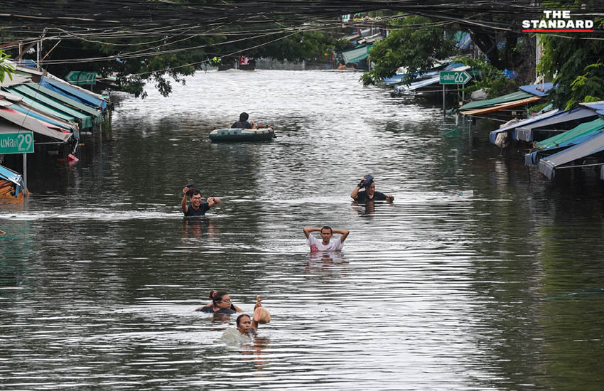 ภาพชาวแฟลตคลองจั่นรองน้ำฝนใส่ถังเพื่อใช้ประทังชีวิต หลังถูกตัดน้ำ-ไฟจากสถานการณ์น้ำท่วม 13
