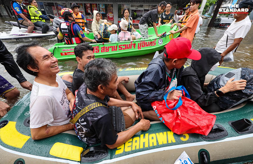 ภาพชาวแฟลตคลองจั่นรองน้ำฝนใส่ถังเพื่อใช้ประทังชีวิต หลังถูกตัดน้ำ-ไฟจากสถานการณ์น้ำท่วม 5