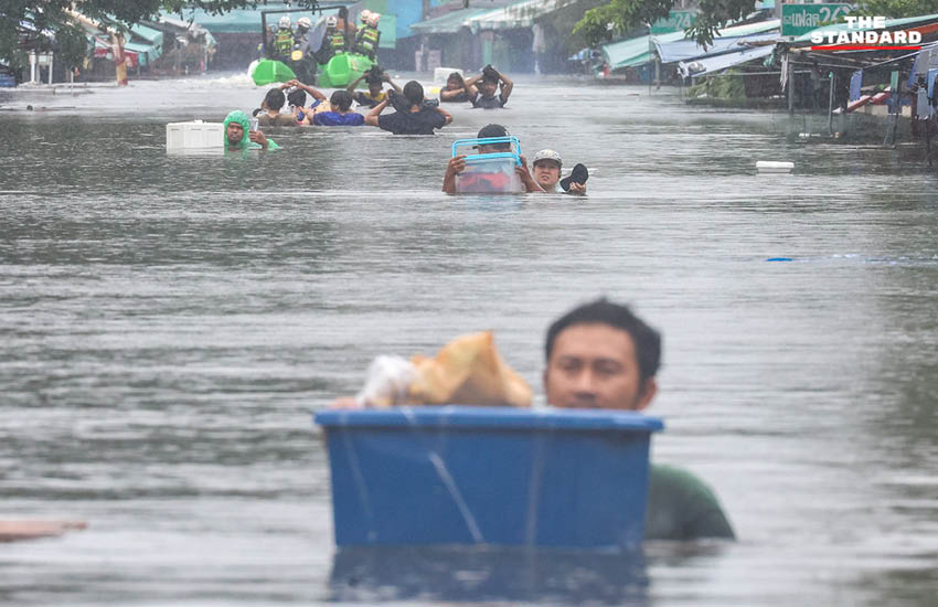 ภาพชาวแฟลตคลองจั่นรองน้ำฝนใส่ถังเพื่อใช้ประทังชีวิต หลังถูกตัดน้ำ-ไฟจากสถานการณ์น้ำท่วม 6