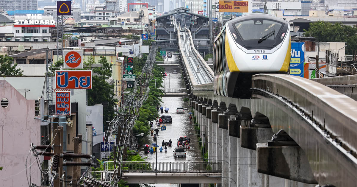 ภาพประชาชนเดินลุยน้ำท่วมขังในตลาดสด ย่านคลองจั่น บางกะปิ เพื่อจับจ่ายซื้ออาหารและสิ่งของจำเป็น
