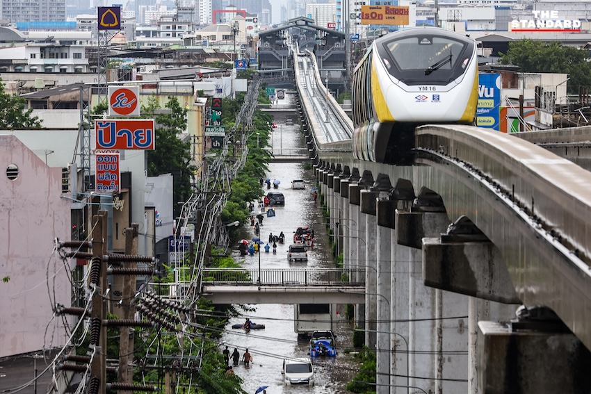 ภาพประชาชนเดินลุยน้ำท่วมขังในตลาดสด ย่านคลองจั่น บางกะปิ เพื่อจับจ่ายซื้ออาหารและสิ่งของจำเป็น 1