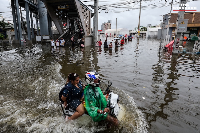 ภาพประชาชนเดินลุยน้ำท่วมขังในตลาดสด ย่านคลองจั่น บางกะปิ เพื่อจับจ่ายซื้ออาหารและสิ่งของจำเป็น 10
