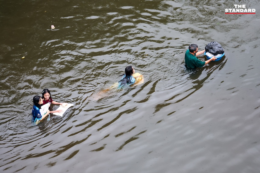 ภาพประชาชนเดินลุยน้ำท่วมขังในตลาดสด ย่านคลองจั่น บางกะปิ เพื่อจับจ่ายซื้ออาหารและสิ่งของจำเป็น 13