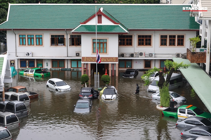 ภาพประชาชนเดินลุยน้ำท่วมขังในตลาดสด ย่านคลองจั่น บางกะปิ เพื่อจับจ่ายซื้ออาหารและสิ่งของจำเป็น 14