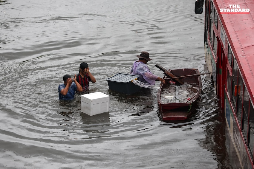 ภาพประชาชนเดินลุยน้ำท่วมขังในตลาดสด ย่านคลองจั่น บางกะปิ เพื่อจับจ่ายซื้ออาหารและสิ่งของจำเป็น 16