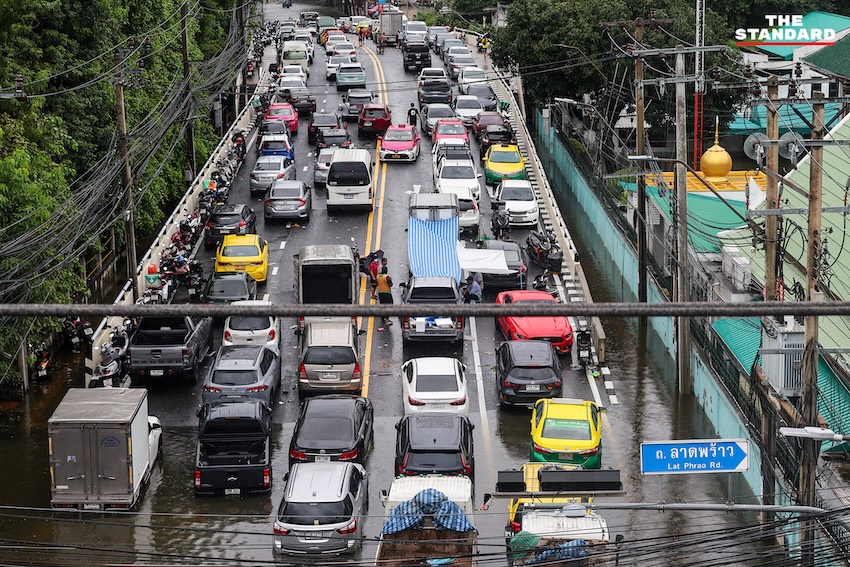 ภาพประชาชนเดินลุยน้ำท่วมขังในตลาดสด ย่านคลองจั่น บางกะปิ เพื่อจับจ่ายซื้ออาหารและสิ่งของจำเป็น 17