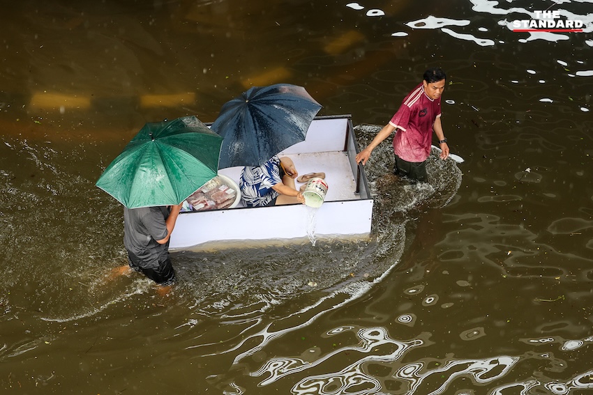 ภาพประชาชนเดินลุยน้ำท่วมขังในตลาดสด ย่านคลองจั่น บางกะปิ เพื่อจับจ่ายซื้ออาหารและสิ่งของจำเป็น 18
