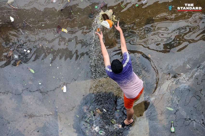 ภาพประชาชนเดินลุยน้ำท่วมขังในตลาดสด ย่านคลองจั่น บางกะปิ เพื่อจับจ่ายซื้ออาหารและสิ่งของจำเป็น 2