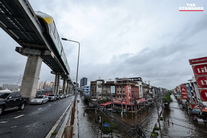 ภาพประชาชนเดินลุยน้ำท่วมขังในตลาดสด ย่านคลองจั่น บางกะปิ เพื่อจับจ่ายซื้ออาหารและสิ่งของจำเป็น 20