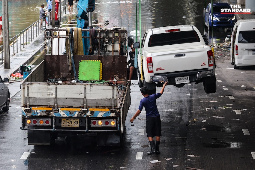 ภาพประชาชนเดินลุยน้ำท่วมขังในตลาดสด ย่านคลองจั่น บางกะปิ เพื่อจับจ่ายซื้ออาหารและสิ่งของจำเป็น 3