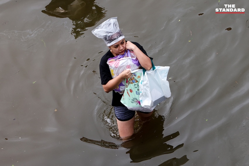 ภาพประชาชนเดินลุยน้ำท่วมขังในตลาดสด ย่านคลองจั่น บางกะปิ เพื่อจับจ่ายซื้ออาหารและสิ่งของจำเป็น 5