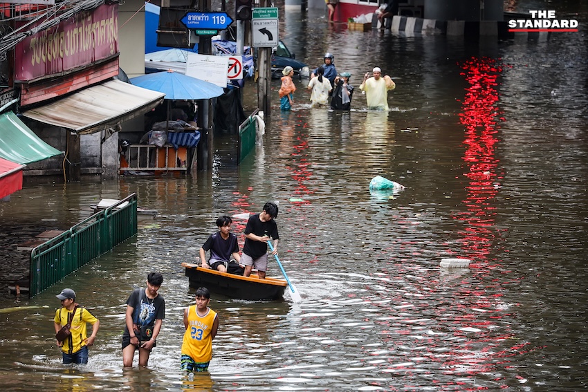 ภาพประชาชนเดินลุยน้ำท่วมขังในตลาดสด ย่านคลองจั่น บางกะปิ เพื่อจับจ่ายซื้ออาหารและสิ่งของจำเป็น 6