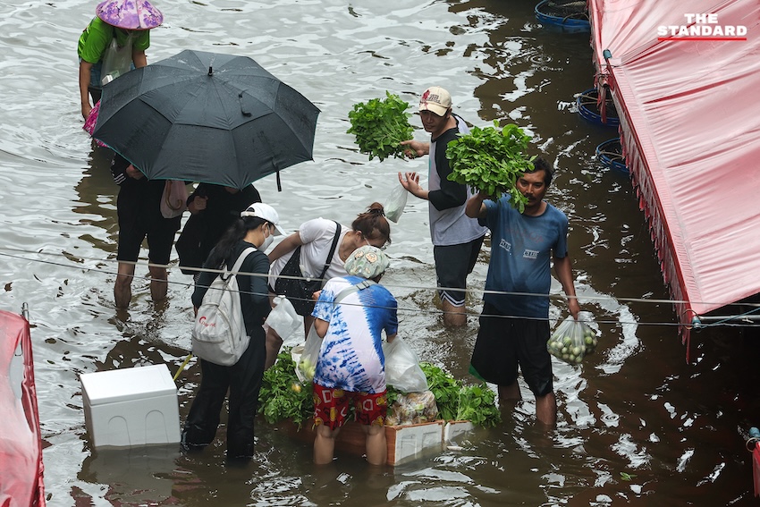 ภาพประชาชนเดินลุยน้ำท่วมขังในตลาดสด ย่านคลองจั่น บางกะปิ เพื่อจับจ่ายซื้ออาหารและสิ่งของจำเป็น 8