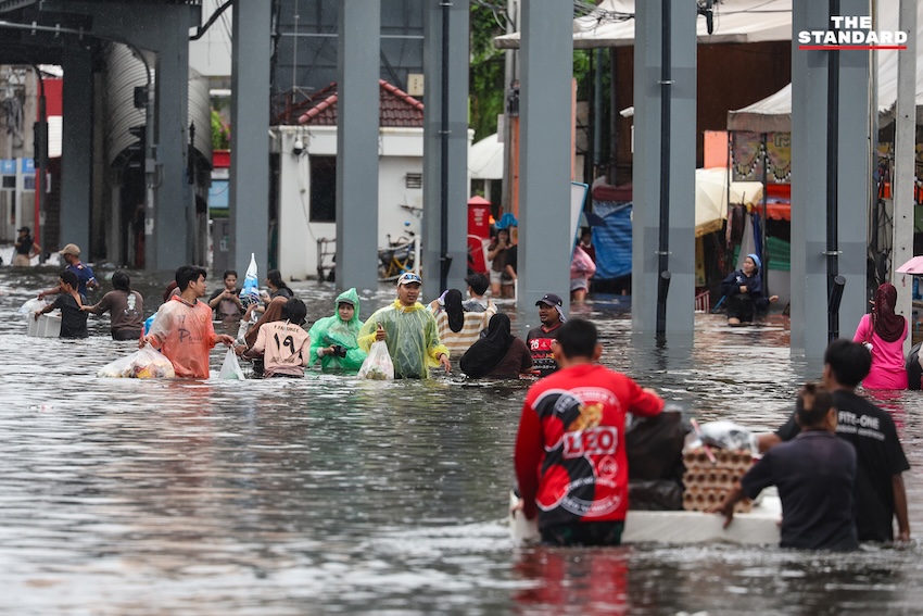 ภาพประชาชนเดินลุยน้ำท่วมขังในตลาดสด ย่านคลองจั่น บางกะปิ เพื่อจับจ่ายซื้ออาหารและสิ่งของจำเป็น 9