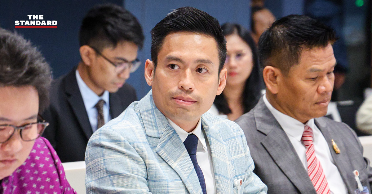 กรวีร์ ปริศนานันทกุล สส.อ่างทอง พรรคภูมิใจไทย ในเสื้อสีฟ้า
