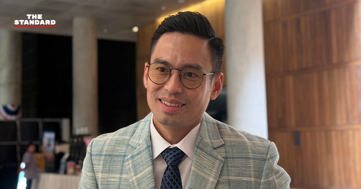กรวีร์ ปริศนานันทกุล ประธานวิปรัฐบาล กำลังให้สัมภาษณ์สื่อมวลชน