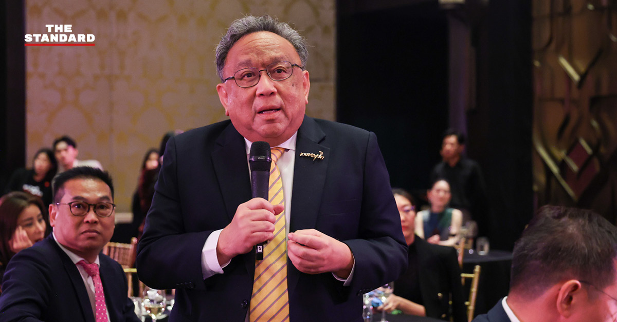 ศาสตราจารย์พิเศษ ธงทอง จันทรางศุ ประธานกรรมการบริษัท กรุงเทพธนาคม จำกัด แถลงข่าว