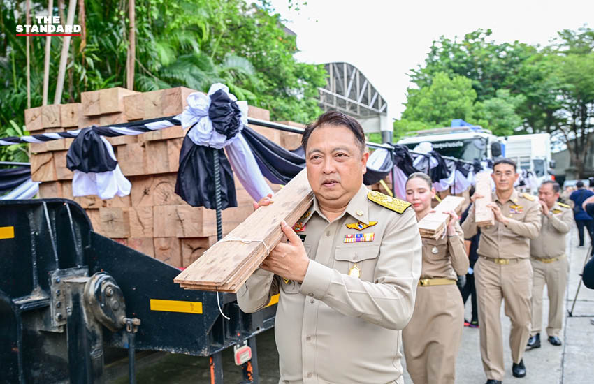 ภาพพิธีส่งมอบไม้จันทน์หอมจากกระทรวงทรัพยากรธรรมชาติและสิ่งแวดล้อมให้กระทรวงวัฒนธรรม เพื่อจัดสร้างพระโกศจันทน์และพระหีบจันทน์ 2