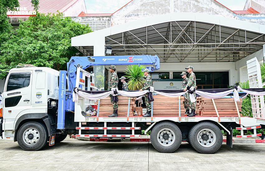 ภาพพิธีส่งมอบไม้จันทน์หอมจากกระทรวงทรัพยากรธรรมชาติและสิ่งแวดล้อมให้กระทรวงวัฒนธรรม เพื่อจัดสร้างพระโกศจันทน์และพระหีบจันทน์ 3