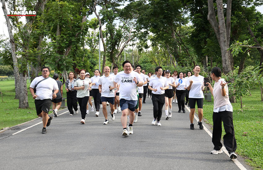 รัฐมนตรีว่าการกระทรวงแรงงานและคณะผู้บริหารกำลังวิ่งในกิจกรรม ‘RUN FOR CARE’ 2