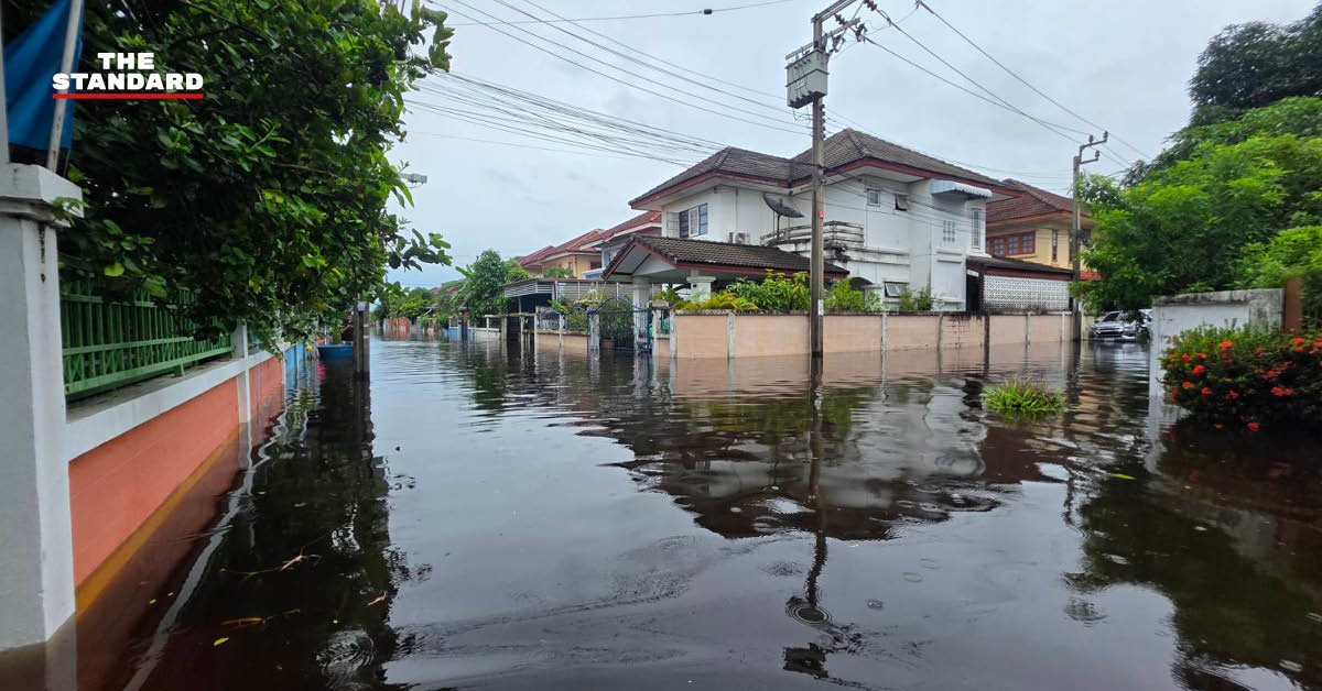 ภาพมุมสูงแสดงสภาพน้ำท่วมขังในชุมชนเคหะร่มเกล้า ลาดกระบัง