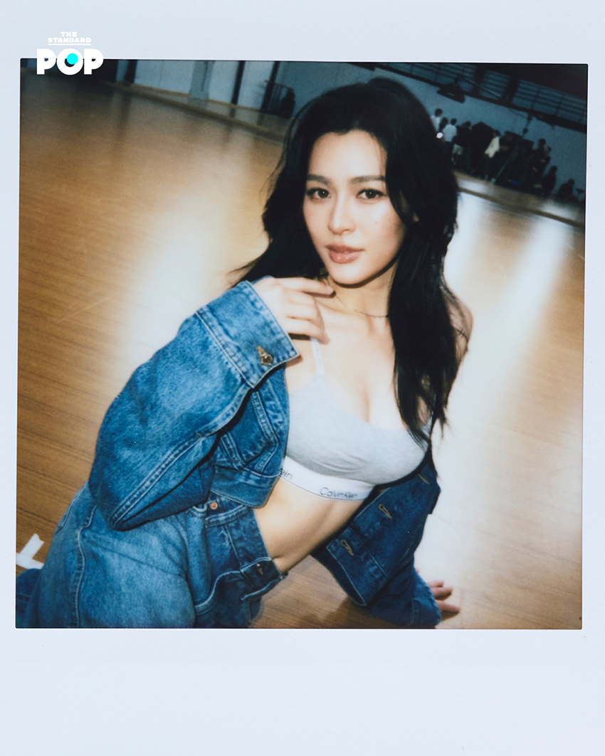 ภาพ หลิงหลิง คอง ในชุด Calvin Klein จากแคมเปญ 'Feel The Fit' 3
