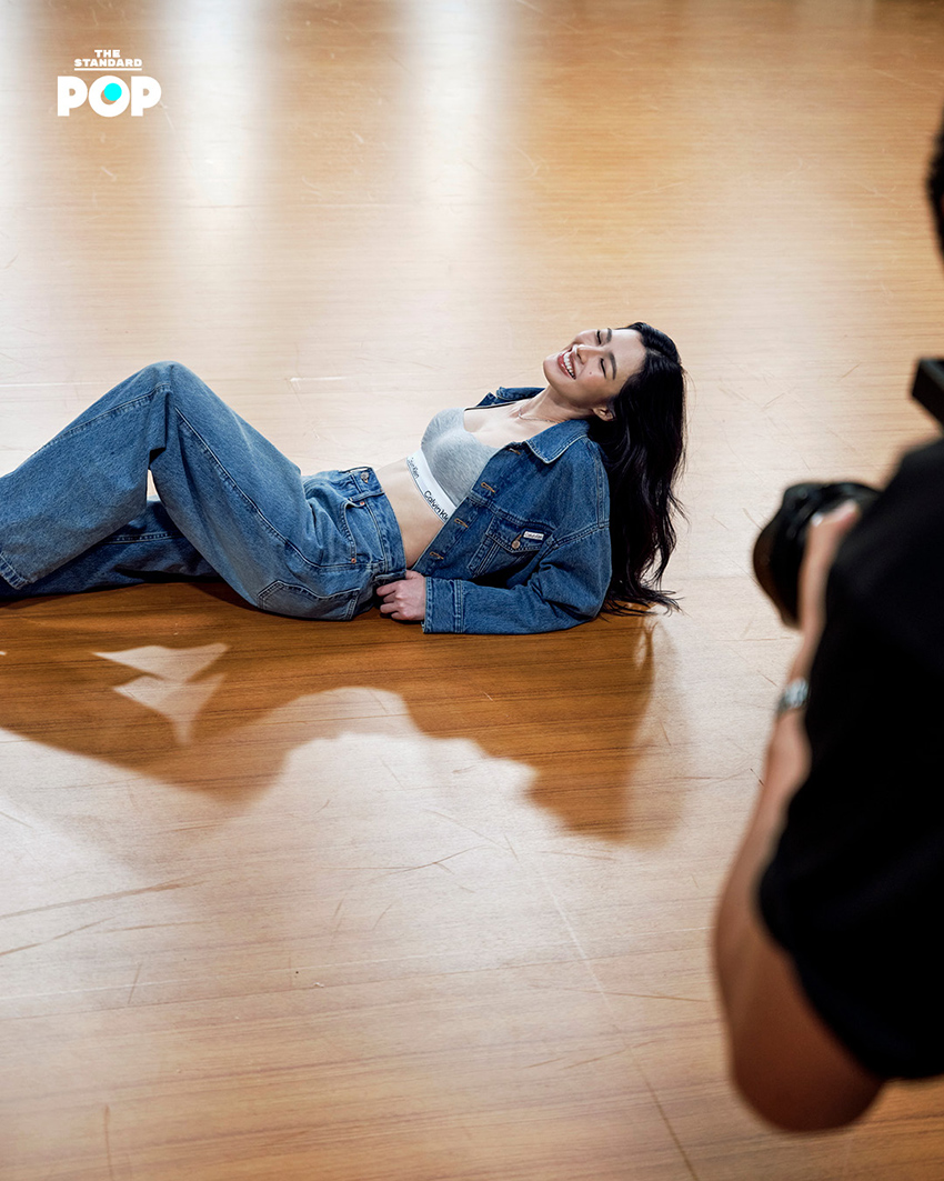 ภาพ หลิงหลิง คอง ในชุด Calvin Klein จากแคมเปญ 'Feel The Fit' 4