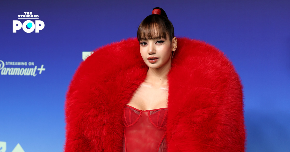LISA ในชุดเดรสแดงซีทรูจาก The Attico บนพรม MTV Video Music Awards