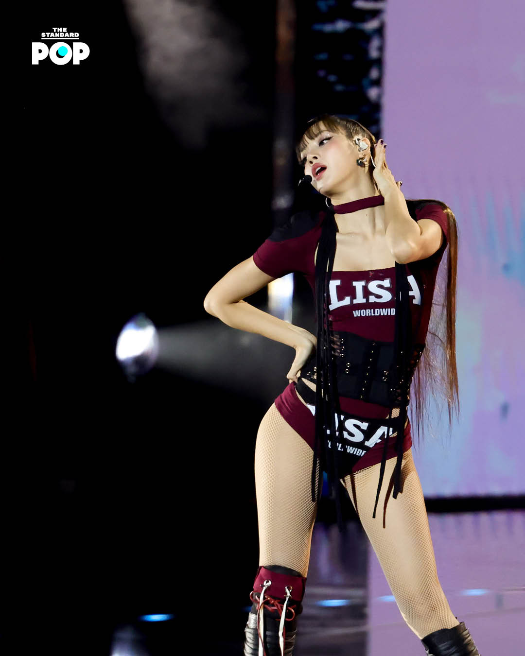 ลิซ่าแสดงบนเวทีงานประกาศรางวัล MTV VMAs 2026 3
