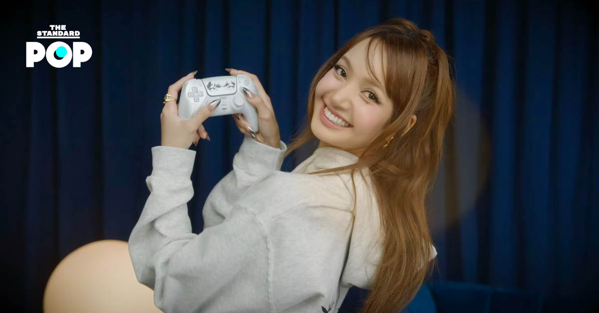 ภาพจอยไร้สาย DualSense ลิมิเต็ดเอดิชันที่ LISA ร่วมออกแบบ