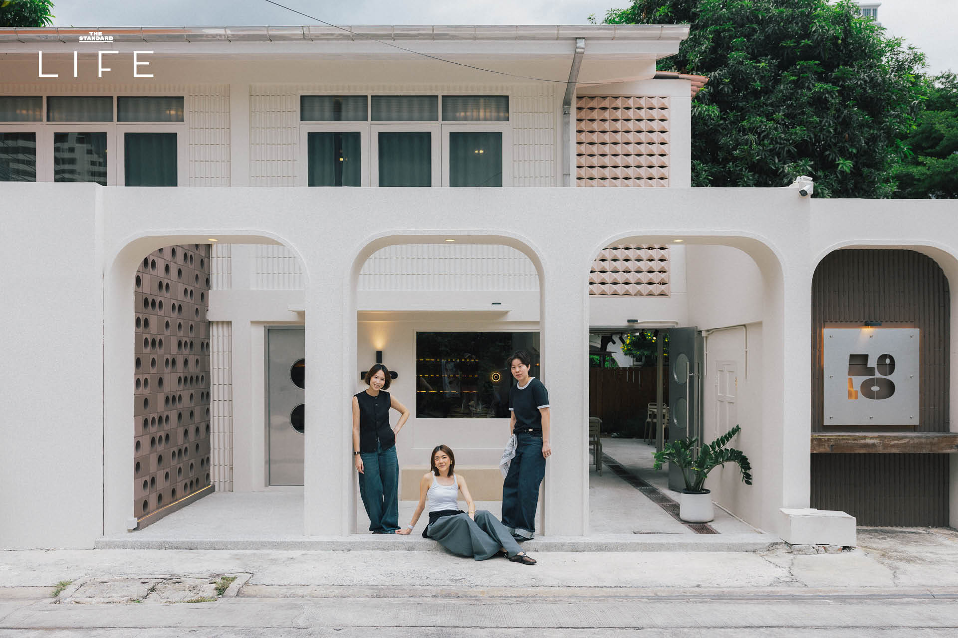 ภาพบรรยากาศภายในร้าน LOLO ที่ตกแต่งด้วยโทนสีธรรมชาติ งานไม้ และแสงอบอุ่น 1