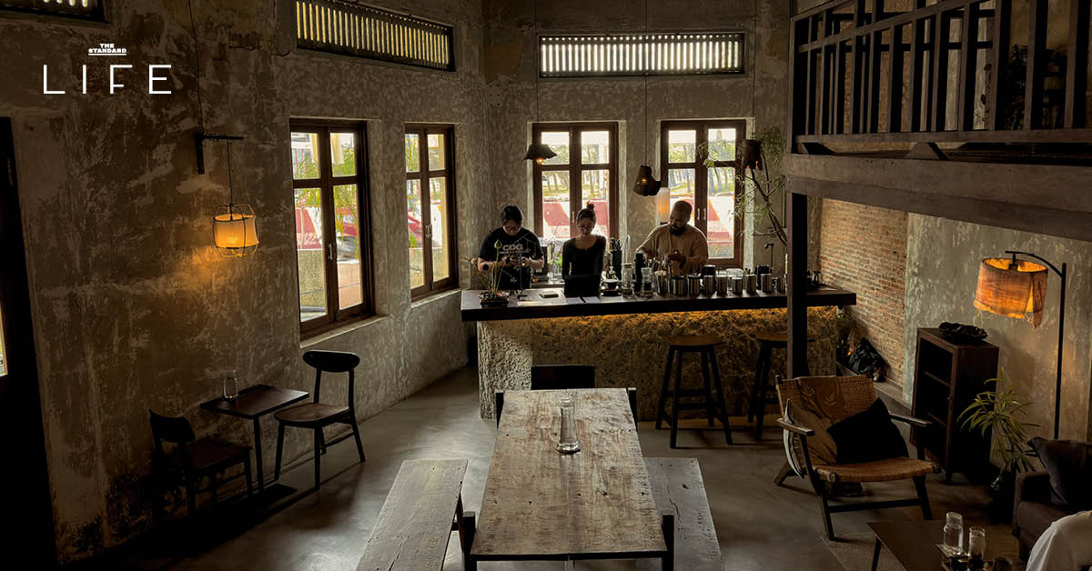 ภาพบรรยากาศร้านลมลม สาขาบางขุนพรหม ซึ่งเป็นร้านนวดและบาร์น้ำชาในบ้านเก่า