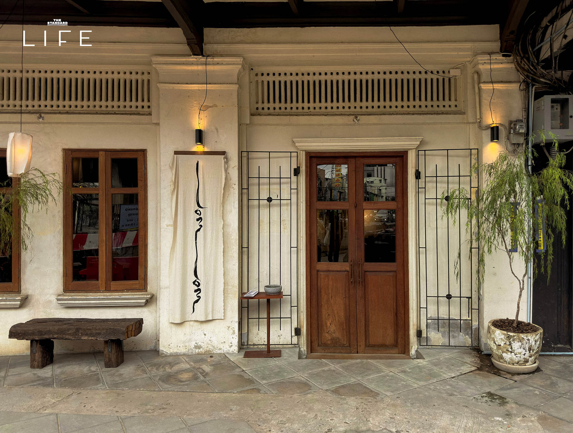 ภาพบรรยากาศร้านลมลม สาขาบางขุนพรหม ซึ่งเป็นร้านนวดและบาร์น้ำชาในบ้านเก่า 1
