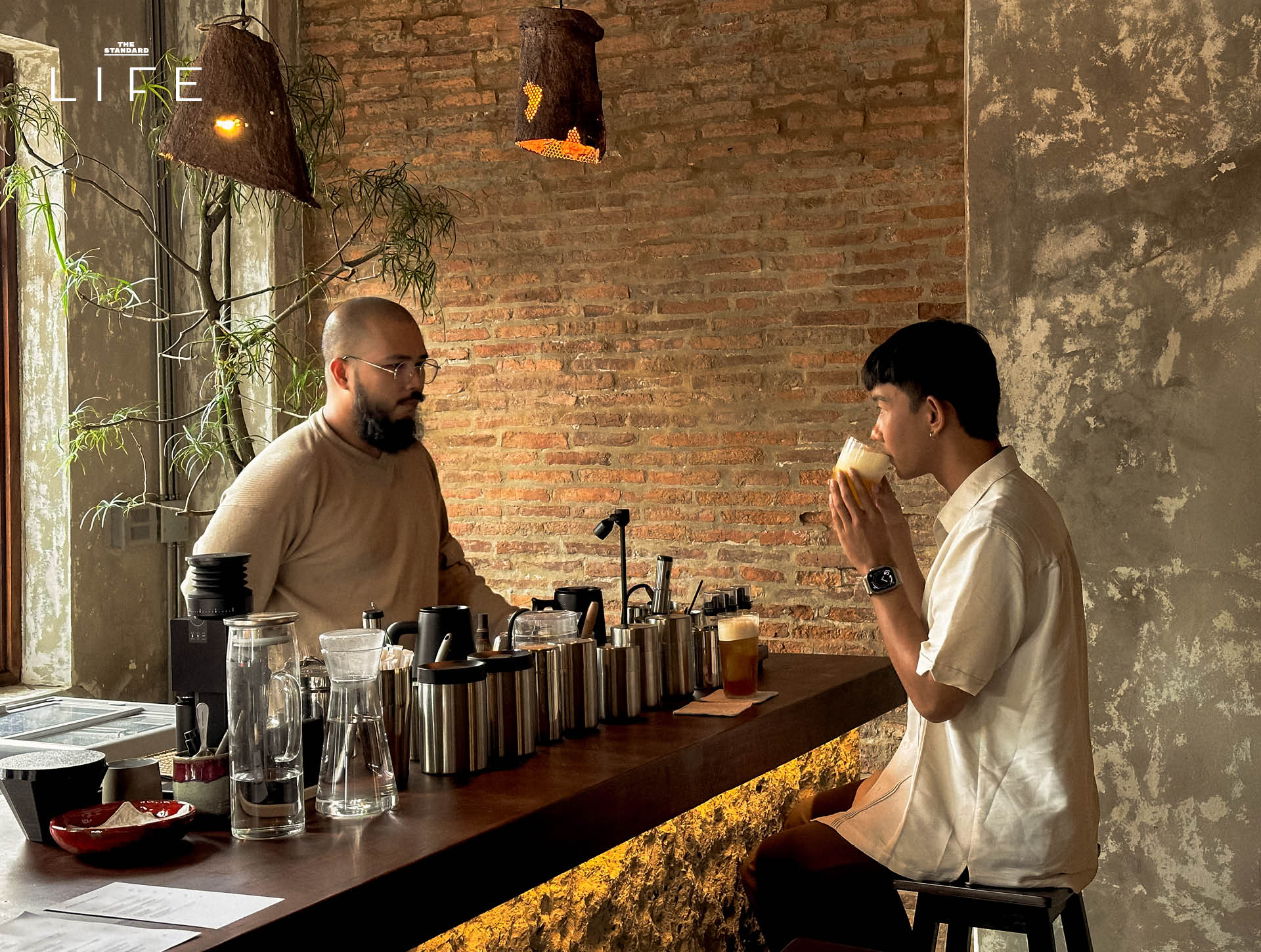 ภาพบรรยากาศร้านลมลม สาขาบางขุนพรหม ซึ่งเป็นร้านนวดและบาร์น้ำชาในบ้านเก่า 10