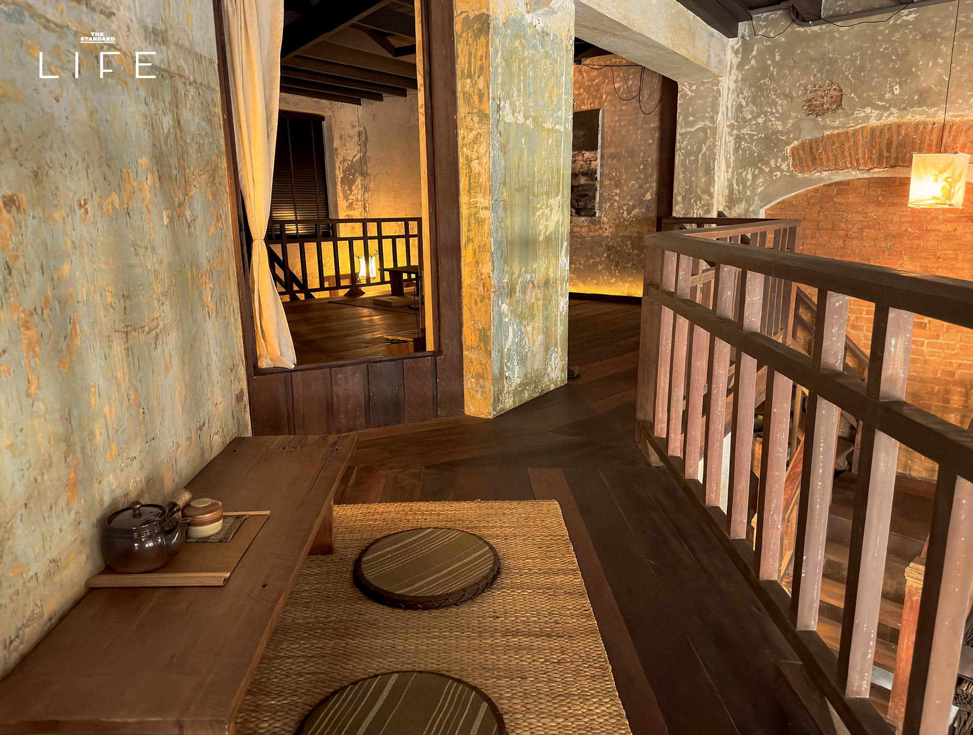 ภาพบรรยากาศร้านลมลม สาขาบางขุนพรหม ซึ่งเป็นร้านนวดและบาร์น้ำชาในบ้านเก่า 4