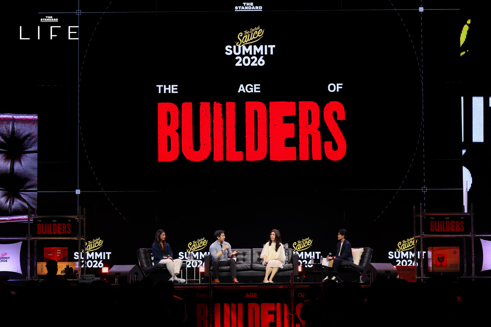 ภาพผู้ร่วมเสวนา 3 ท่านบนเวที Longevity Lab On Stage ในงาน The Secret Sauce Summit 2026 1