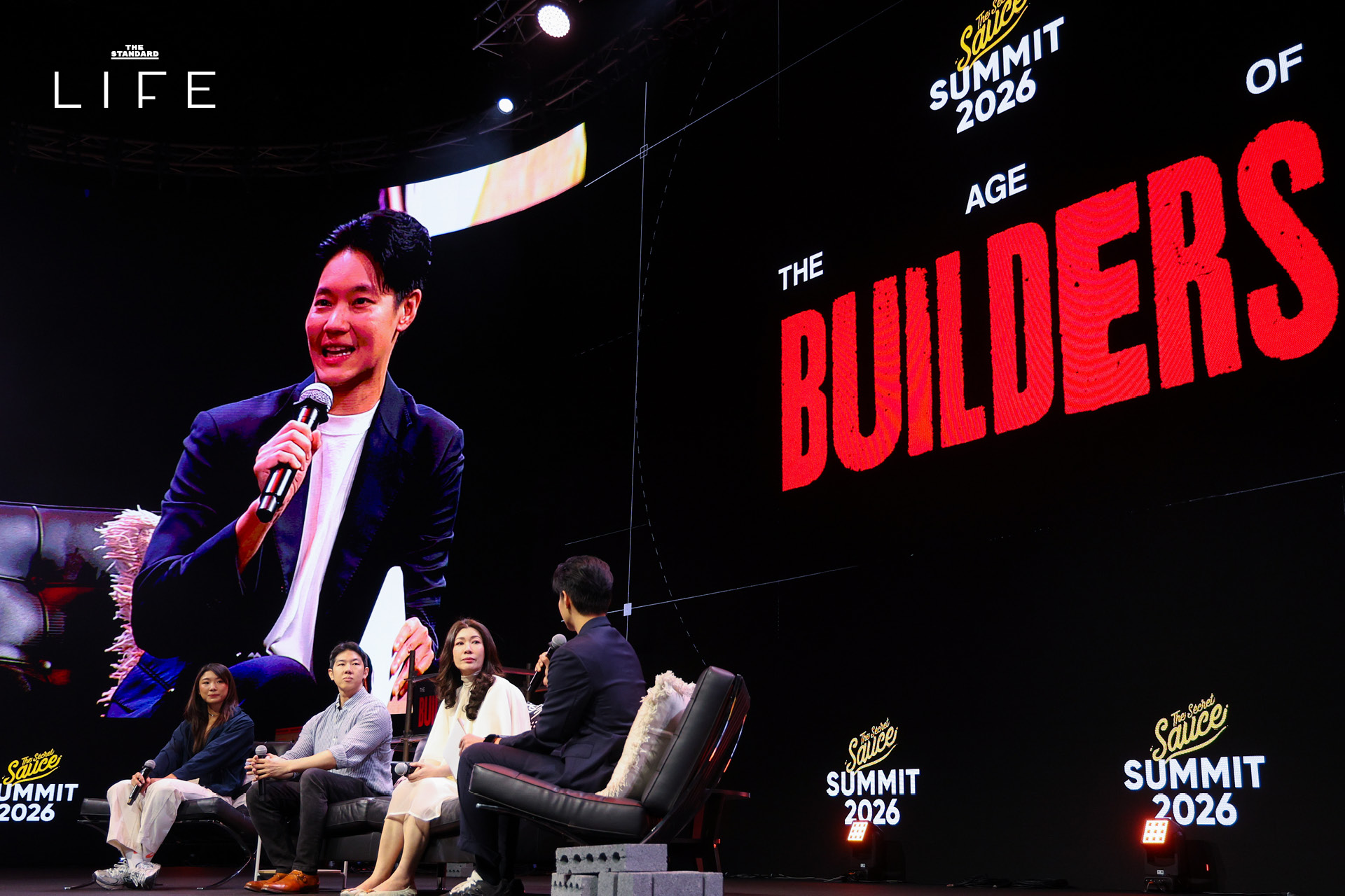 ภาพผู้ร่วมเสวนา 3 ท่านบนเวที Longevity Lab On Stage ในงาน The Secret Sauce Summit 2026 12