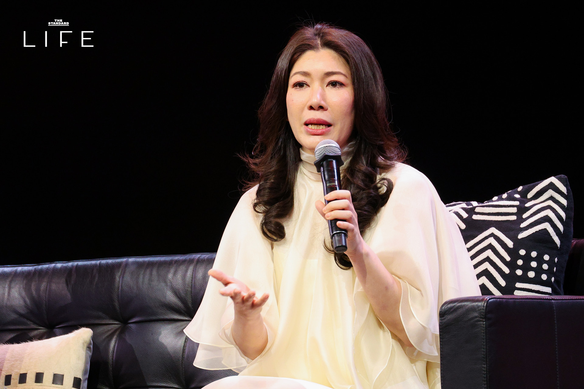 ภาพผู้ร่วมเสวนา 3 ท่านบนเวที Longevity Lab On Stage ในงาน The Secret Sauce Summit 2026 5