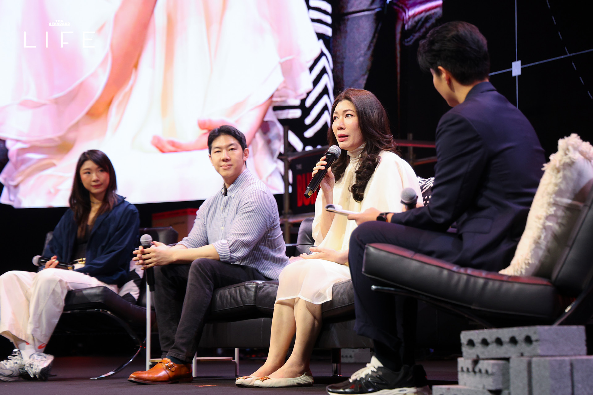 ภาพผู้ร่วมเสวนา 3 ท่านบนเวที Longevity Lab On Stage ในงาน The Secret Sauce Summit 2026 8