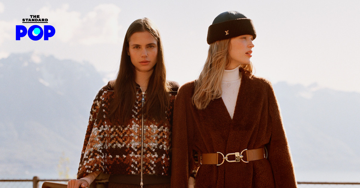 นางแบบสวมเสื้อโค้ตและถือกระเป๋าจากคอลเล็กชัน Louis Vuitton Flight Mode Fall/Winter 2026