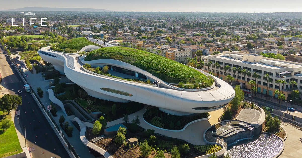 ภาพอาคาร Lucas Museum of Narrative Art ที่ลอสแอนเจลิส ซึ่งมีรูปทรงคล้ายก้อนเมฆหรือยานอวกาศ
