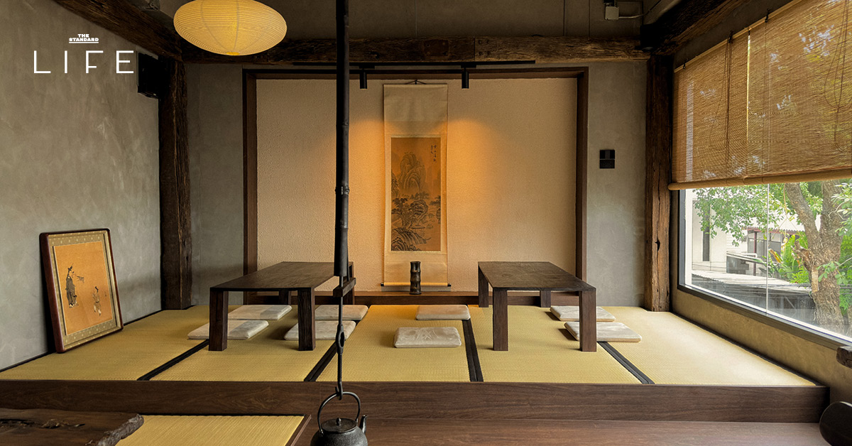 ภาพบรรยากาศภายในร้าน maja. matcha แสดงมัทฉะและดังโงะบนโต๊ะไม้