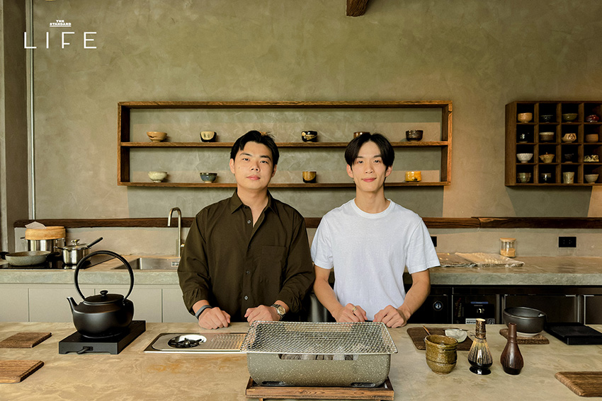 ภาพบรรยากาศภายในร้าน maja. matcha แสดงมัทฉะและดังโงะบนโต๊ะไม้ 1