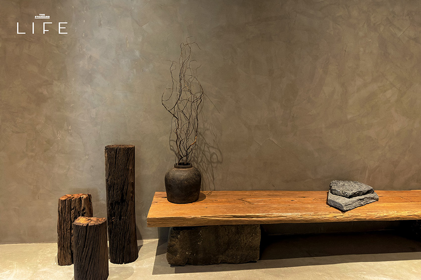 ภาพบรรยากาศภายในร้าน maja. matcha แสดงมัทฉะและดังโงะบนโต๊ะไม้ 10