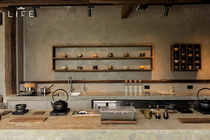 ภาพบรรยากาศภายในร้าน maja. matcha แสดงมัทฉะและดังโงะบนโต๊ะไม้ 11
